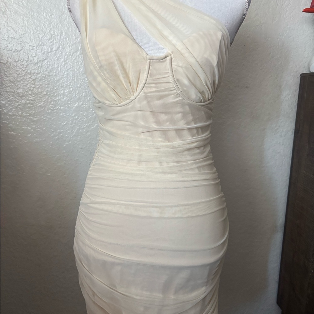 Le Lis Cream One-Shoulder Dress